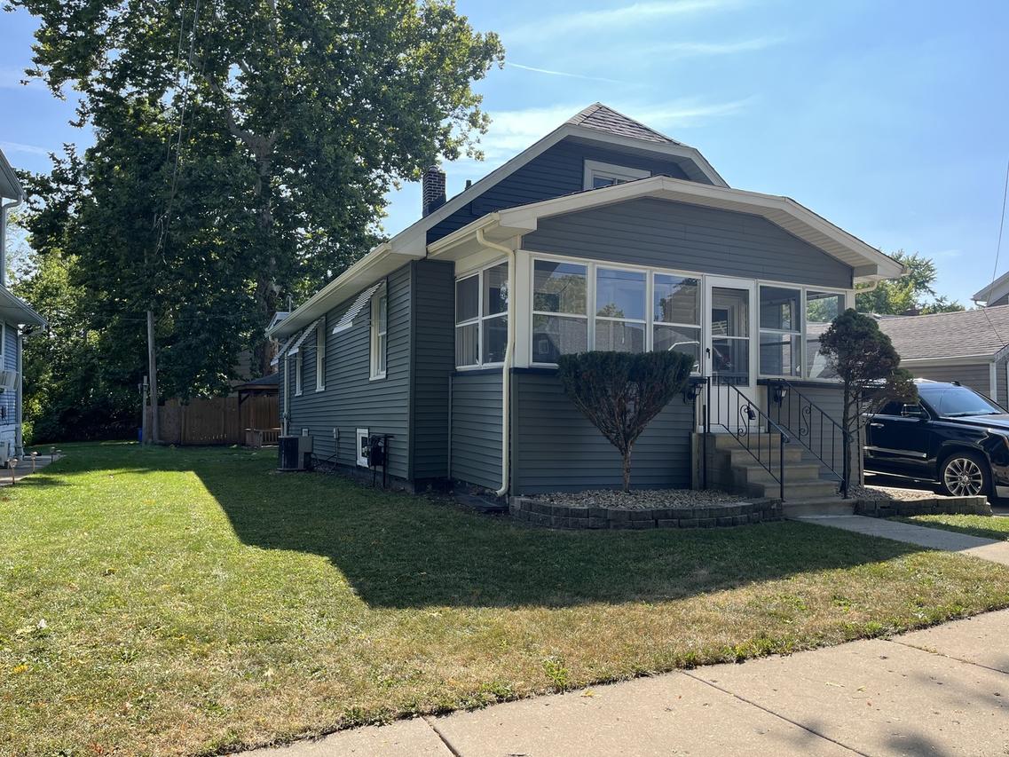 733 Schomer Ave., Aurora, IL 60505
