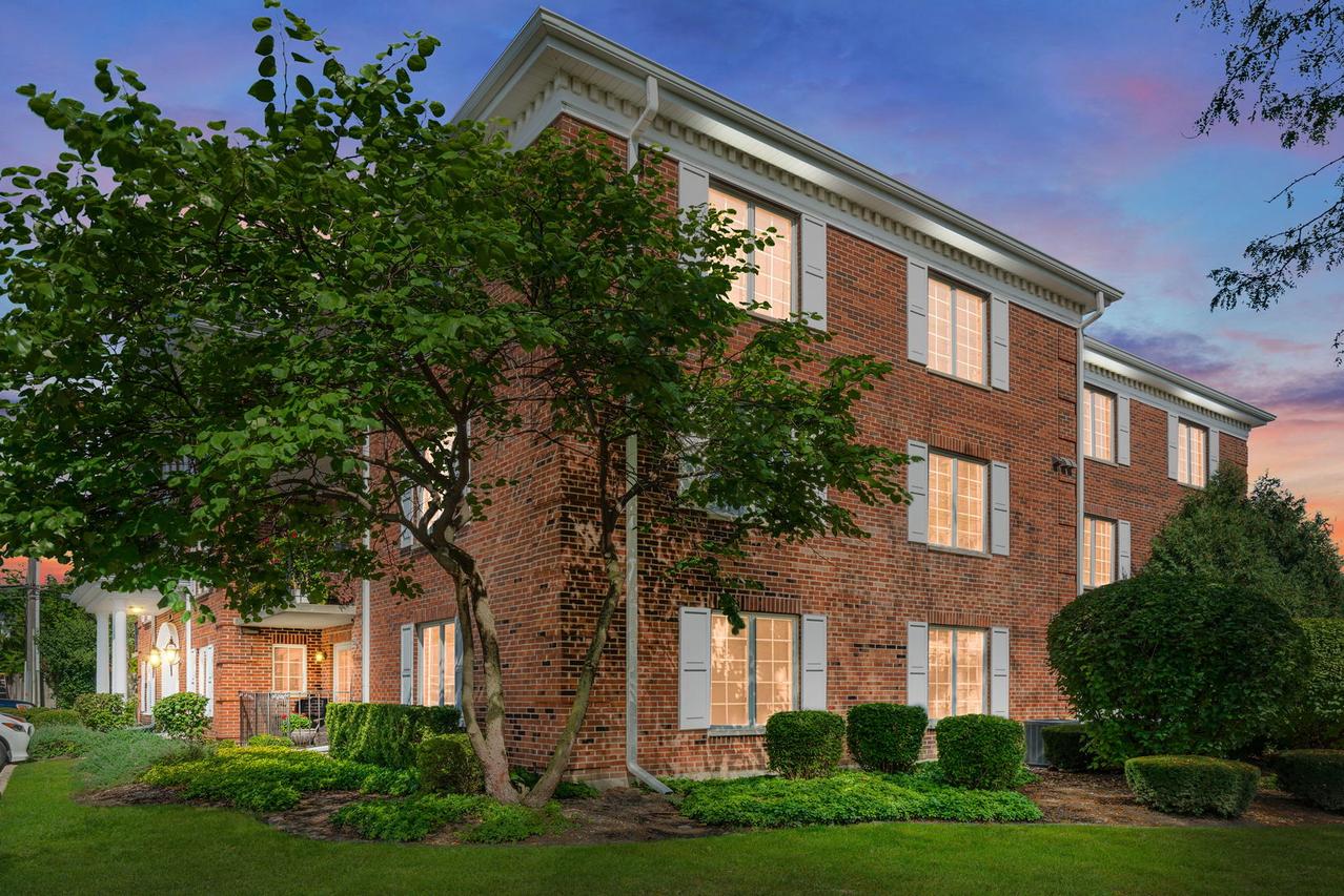 322 Park Ave. #2A, Clarendon Hills, IL 60514