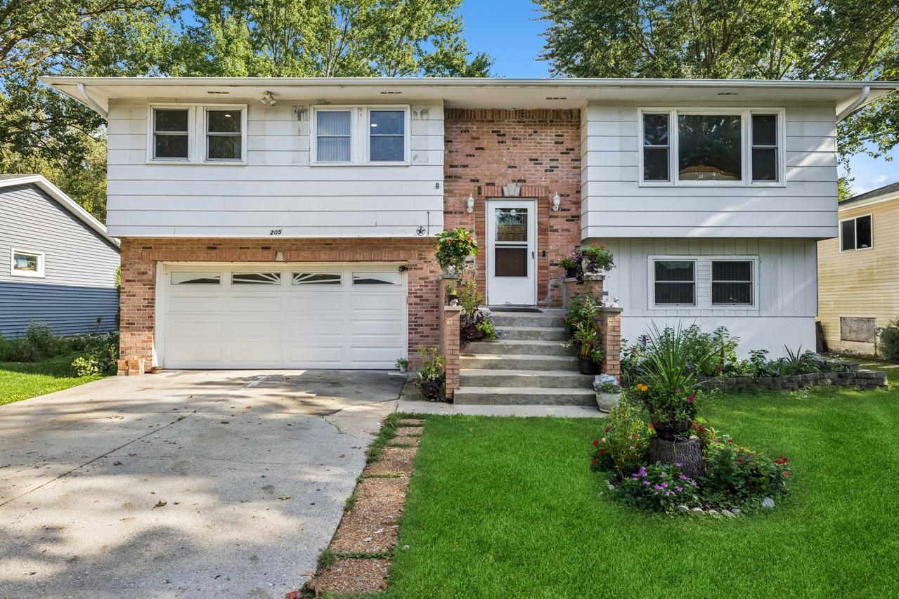 205 Orleans St., Carpentersville, IL 60110