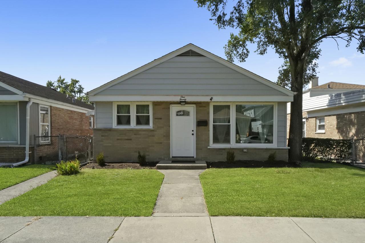 120 Hyde Park Ave., Bellwood, IL 60104