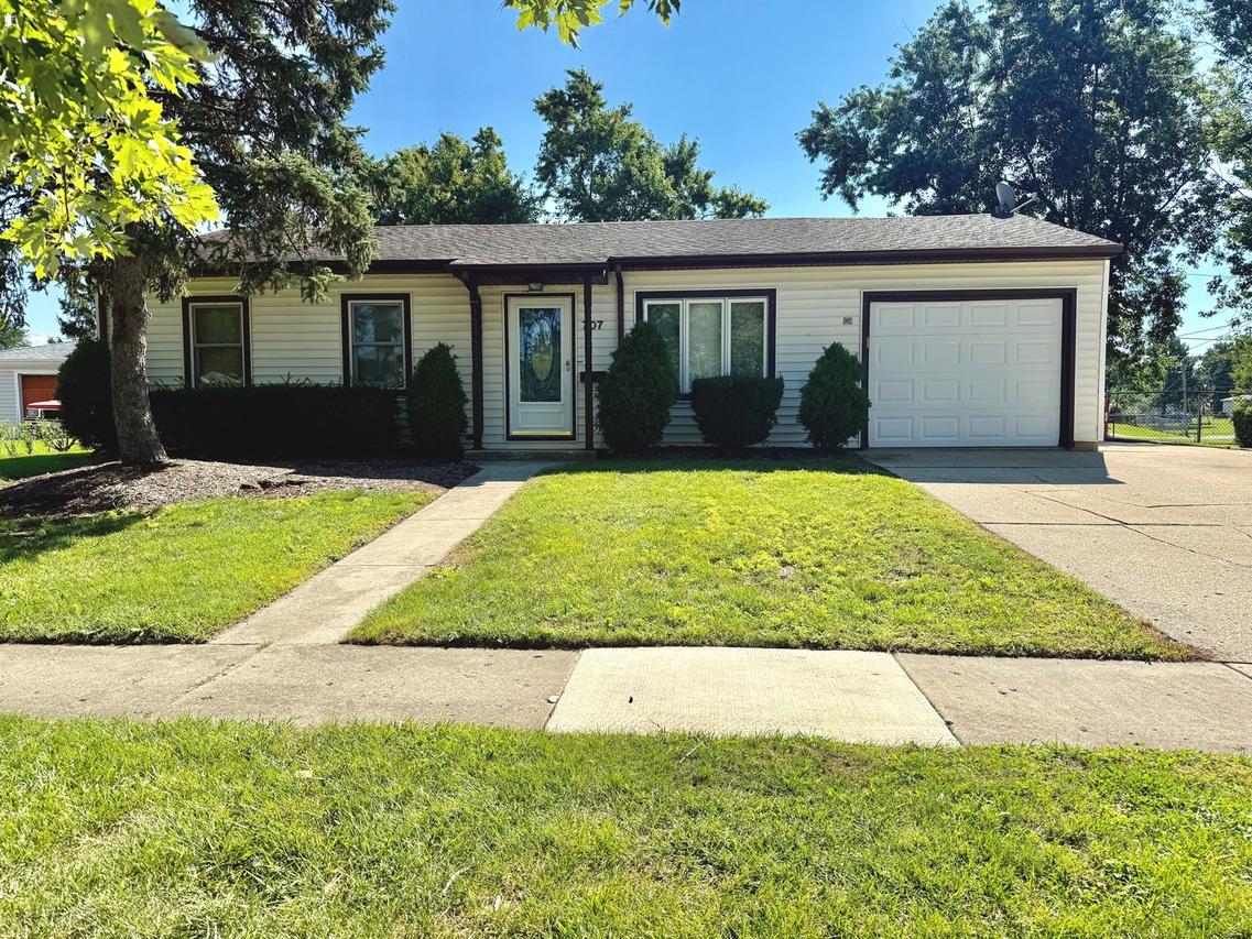 707 Sunset Cir., Streamwood, IL 60107