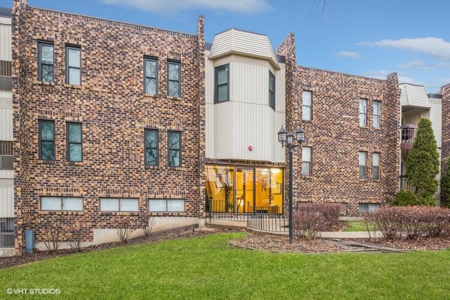 2287 Country Club Dr. #1-16B, Woodridge, IL 60517