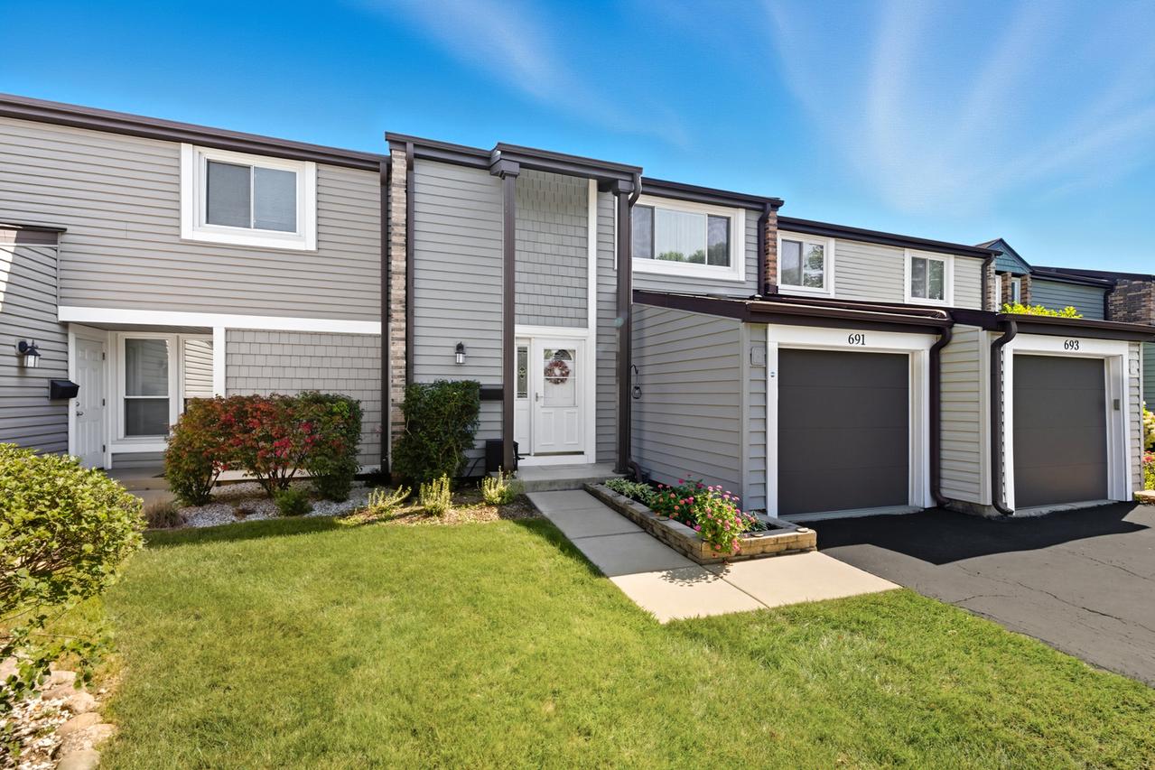 691 Lakeside Circle Dr., Wheeling, IL 60090