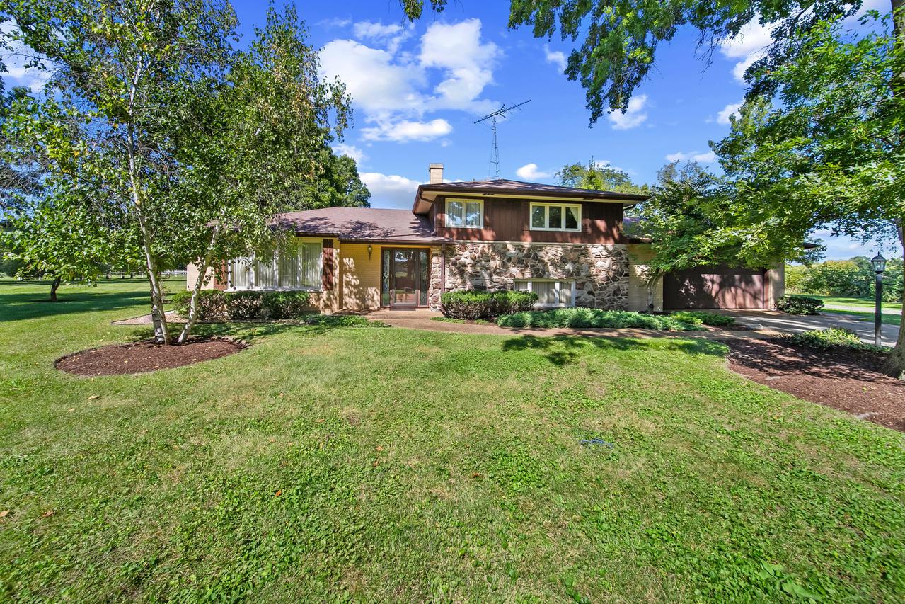 8104 Mason Hill Rd., Woodstock, IL 60098