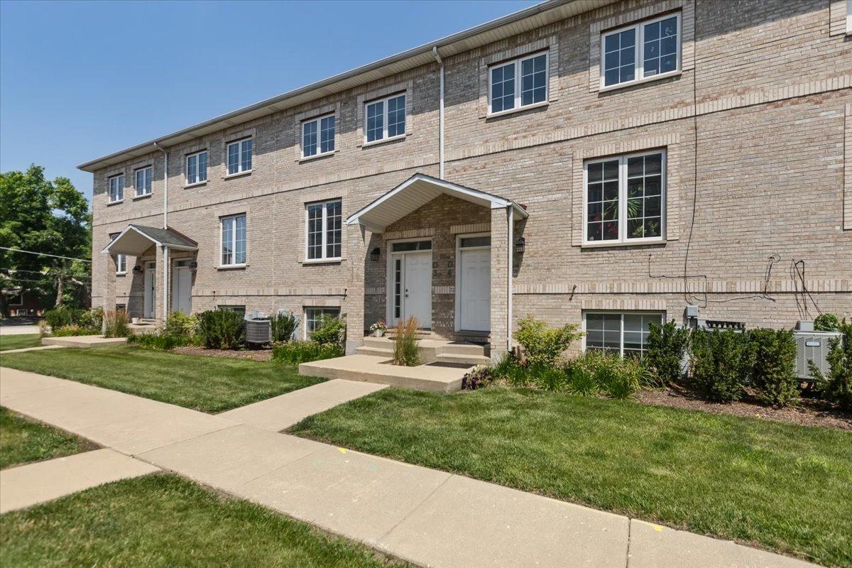183 N East River Rd. #D3, Des Plaines, IL 60016