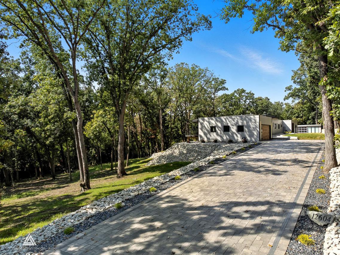 12604 S Pawnee Rd., Palos Park, IL 60464