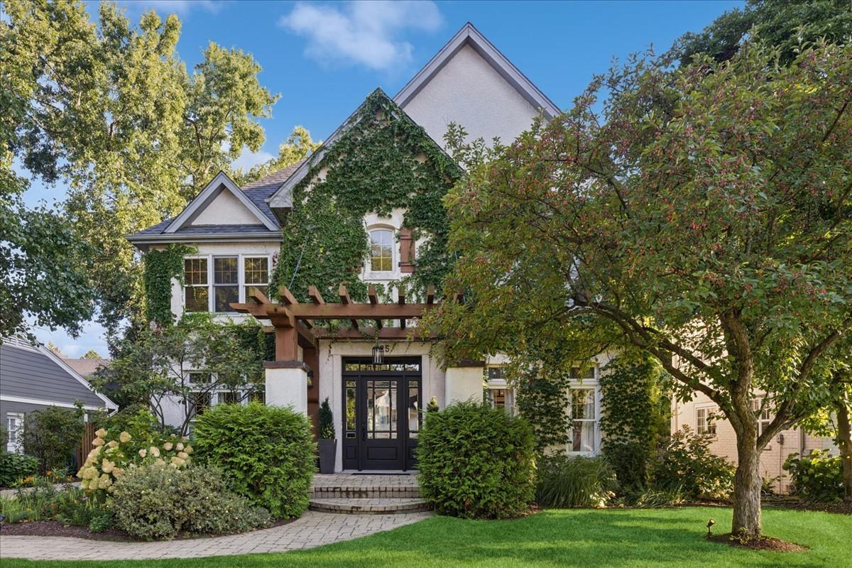 425 Greenfield Ave., Glen Ellyn, IL 60137