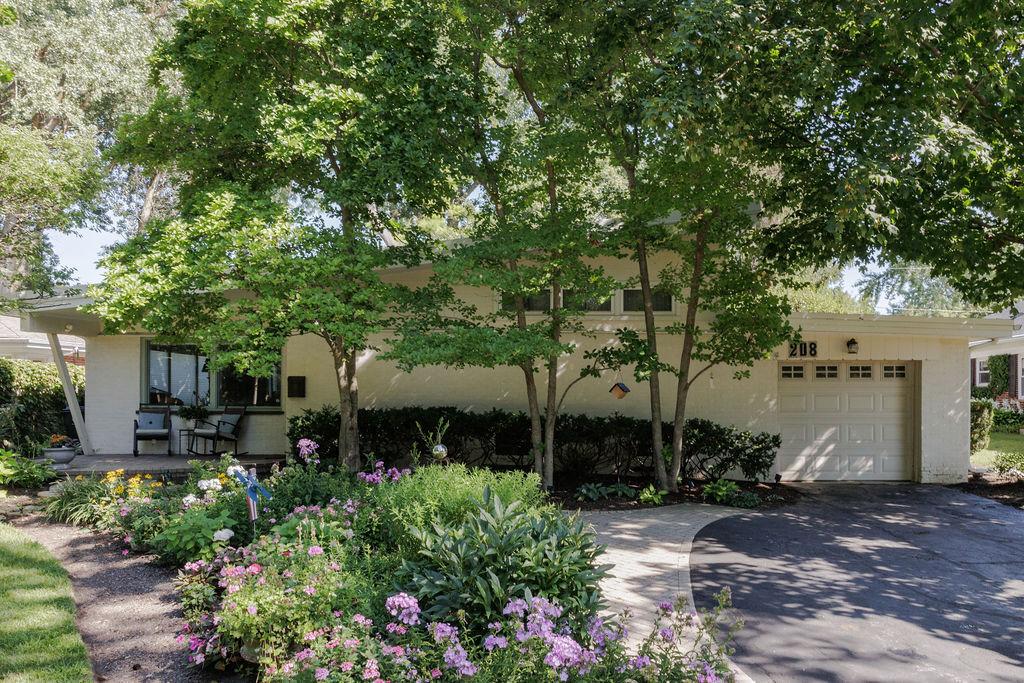 208 Park Ln., Lake Bluff, IL 60044