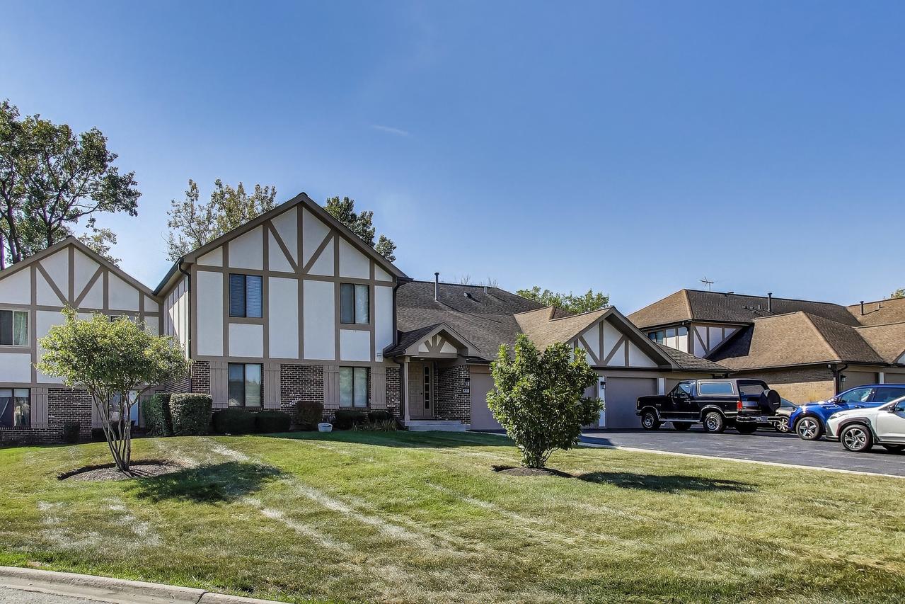 833 Thornton Ct. #2B, Schaumburg, IL 60193