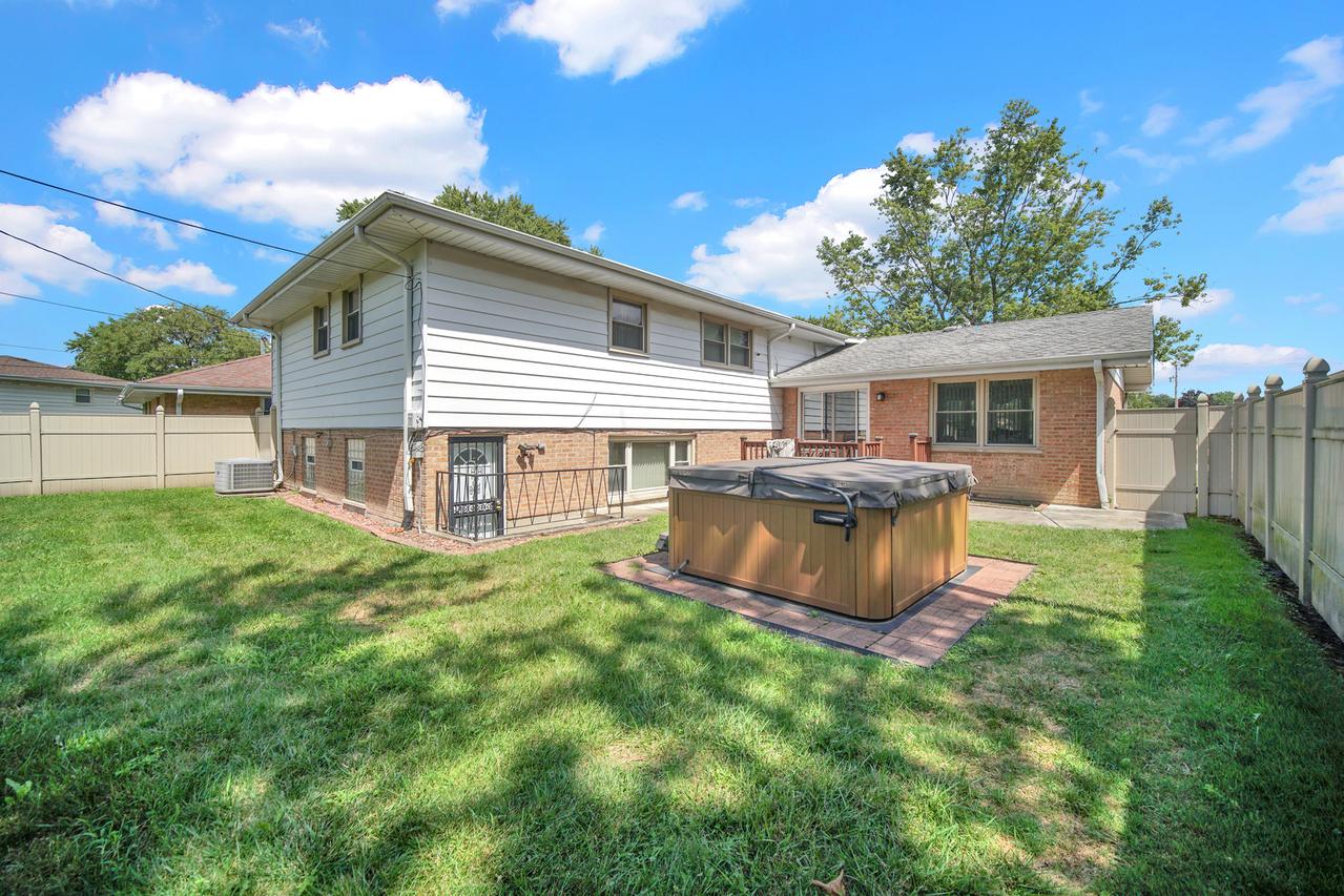 17106 Ingleside Ave., South Holland, IL 60473