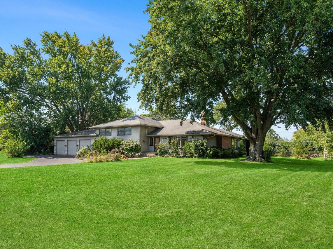 2250 White Oak Dr., Northbrook, IL 60062