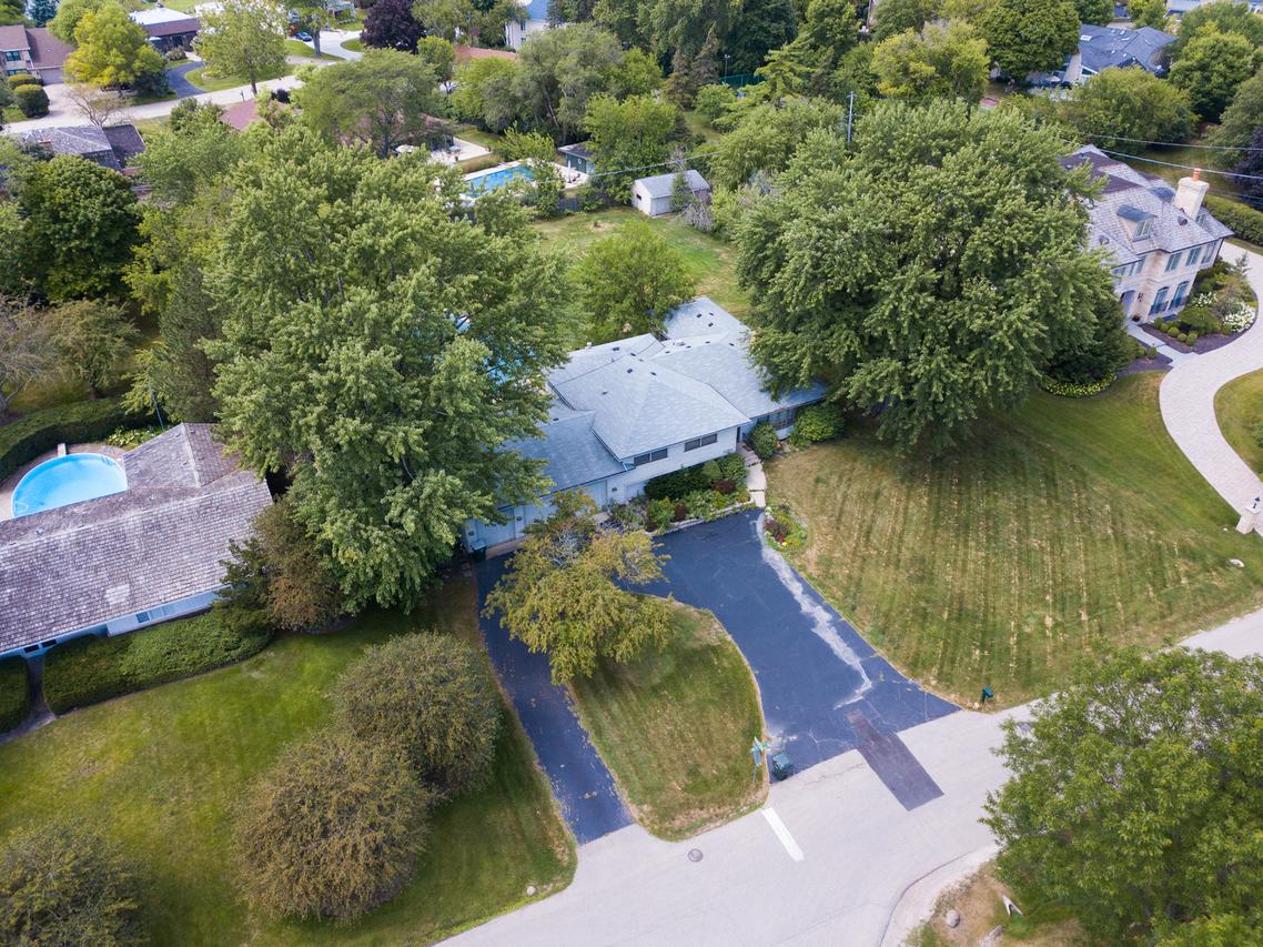 2250 White Oak Dr., Northbrook, IL 60062