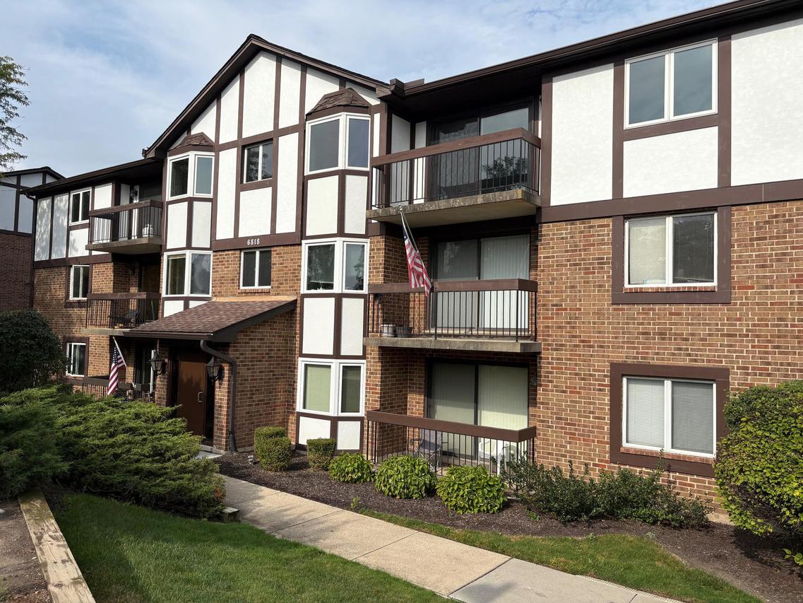 6818 Joliet Rd. #9, Indian Head Park, IL 60525