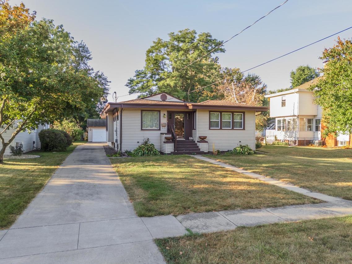 528 E 2nd St., El Paso, IL 61738