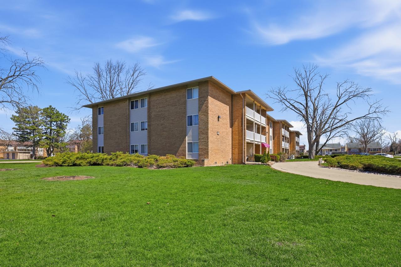 960 Beau Dr. #303, Des Plaines, IL 60016