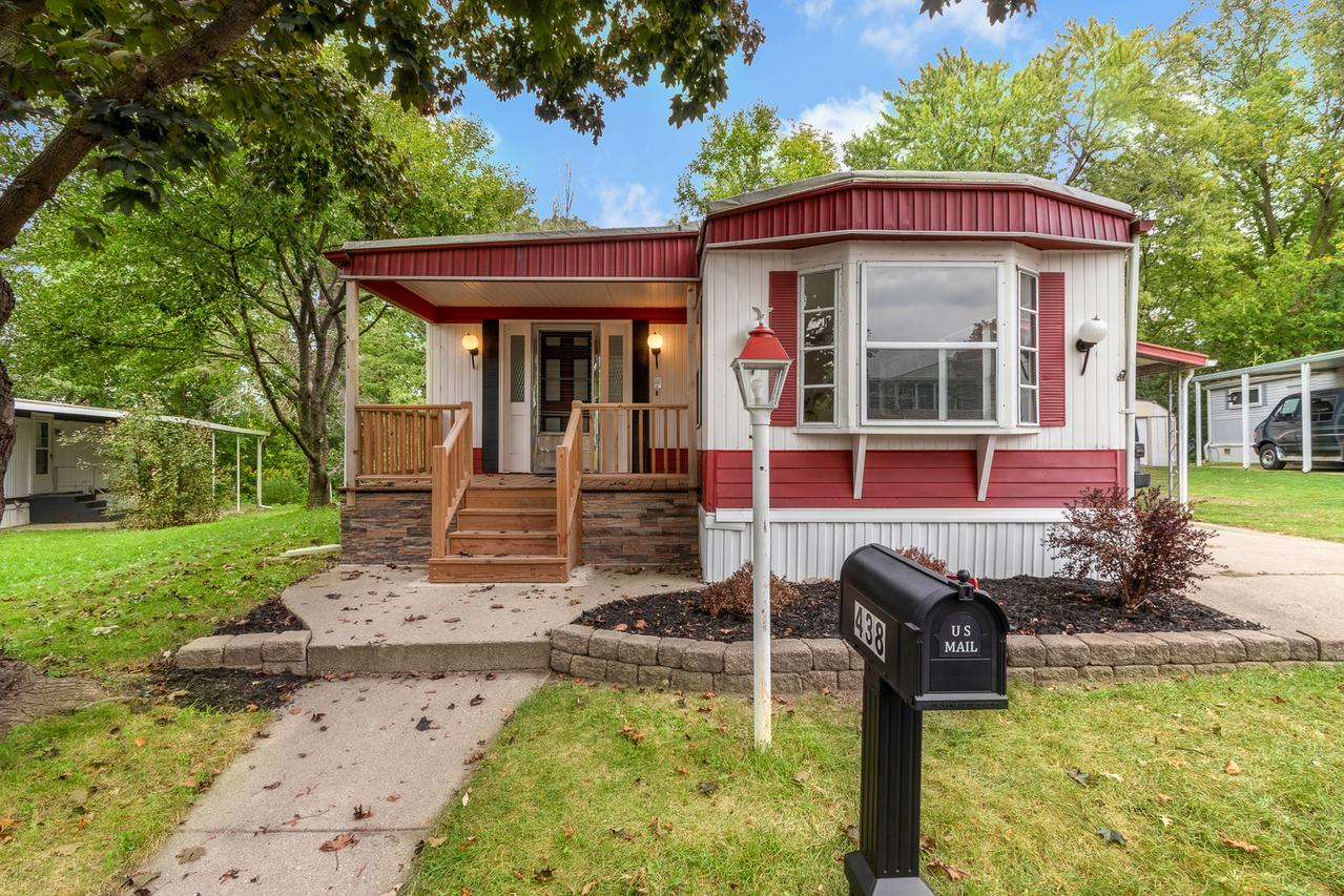 438 Golf View Dr., Crystal Lake, IL 60014