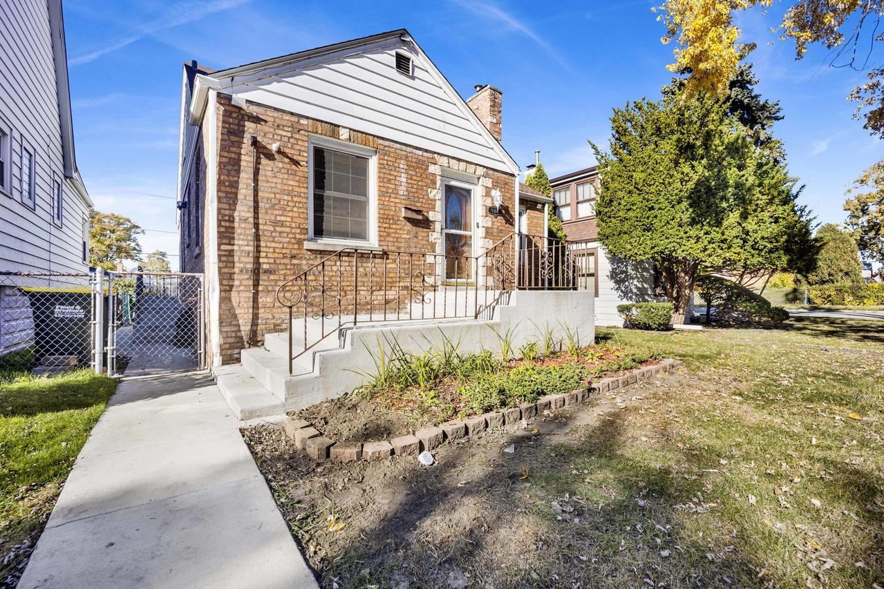 9304 S Utica Ave., Evergreen Park, IL 60805