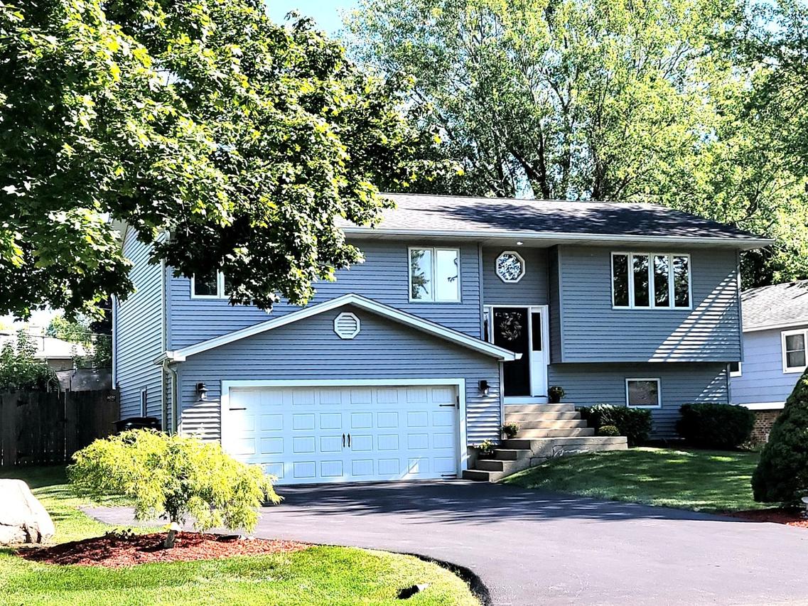 205 Countryside Ln., Lindenhurst, IL 60046