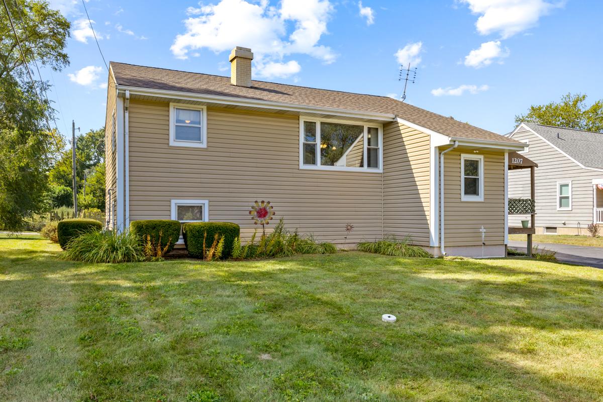 1207 Crystal Lake Rd., Lake In The Hills, IL 60156