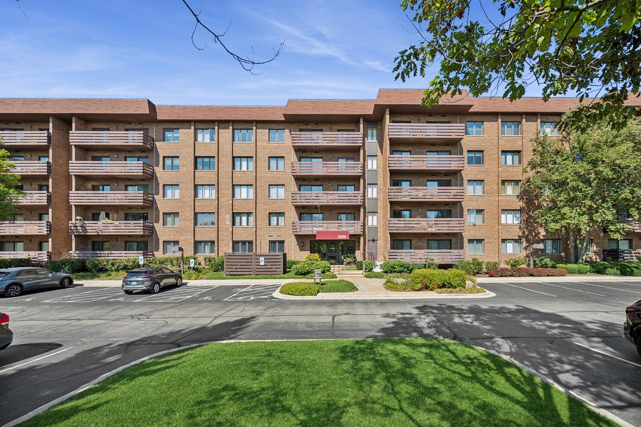 2000 Chestnut Ave. #103, Glenview, IL 60025
