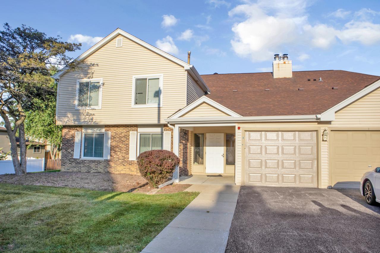 7020 Sussex Ct. #203, Woodridge, IL 60517