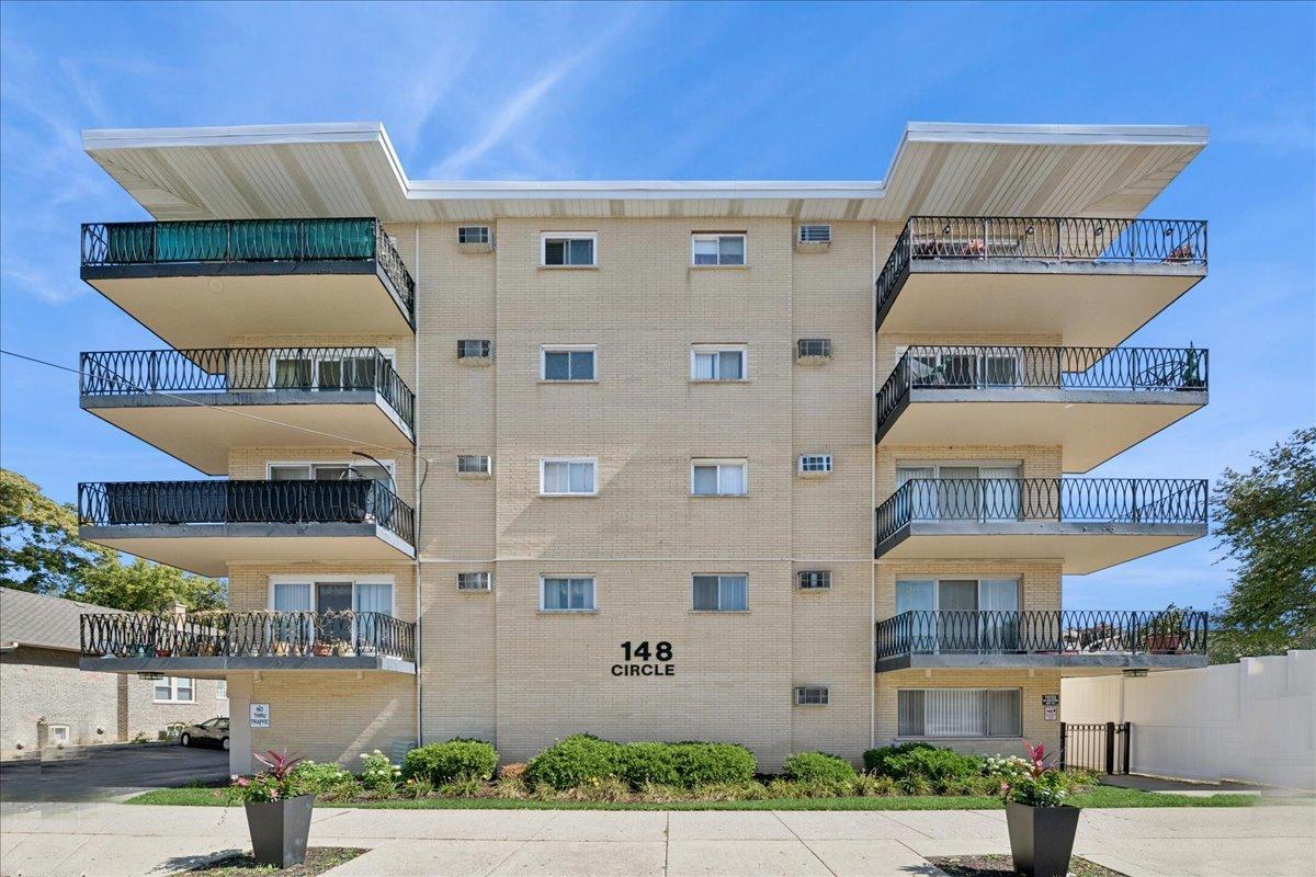 148 Circle Ave. #303, Forest Park, IL 60130