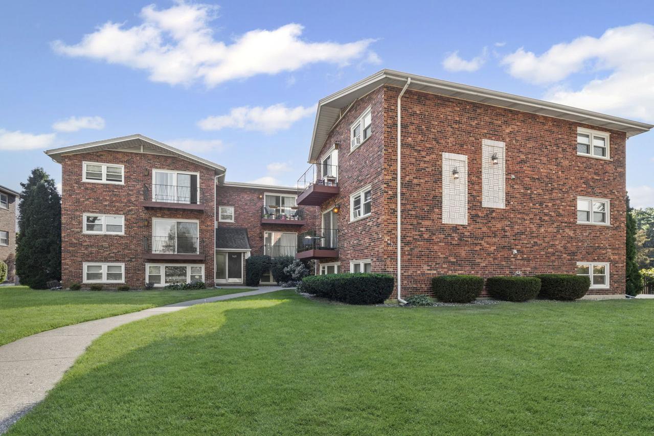5631 6th Ave. #1C, Countryside, IL 60525