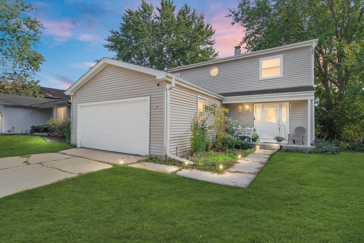 7 Woodmar Ct., Streamwood, IL 60107