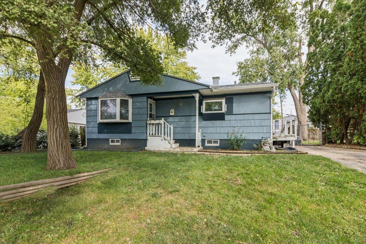 7 Hickory Dr., Carpentersville, IL 60110
