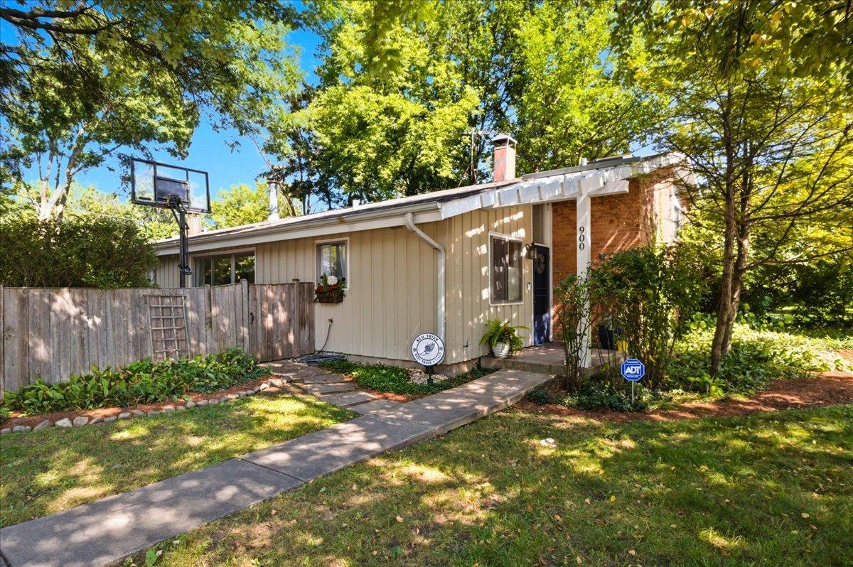 900 Cambridge Ln., Wilmette, IL 60091