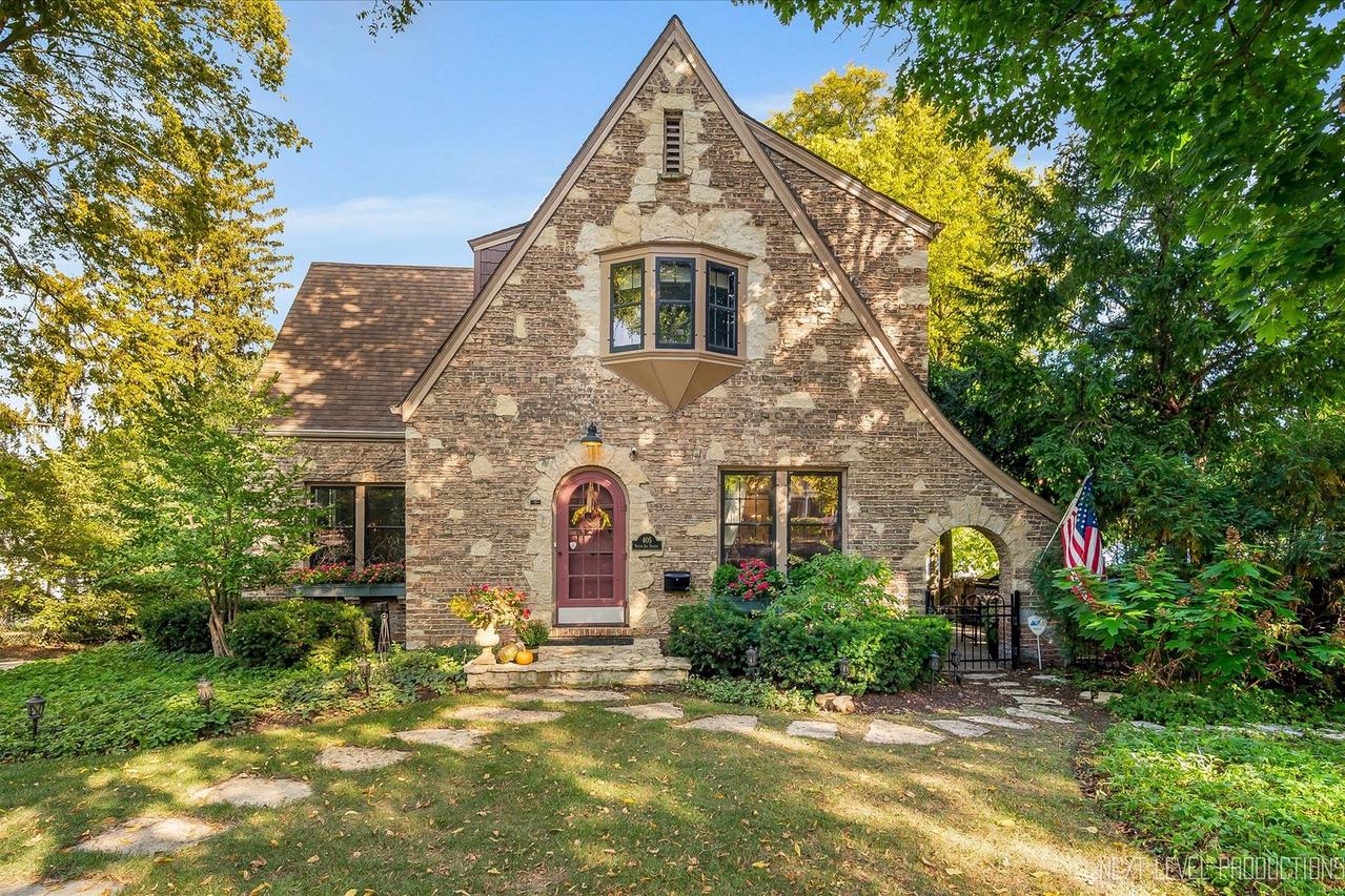 405 S 1st St., Geneva, IL 60134