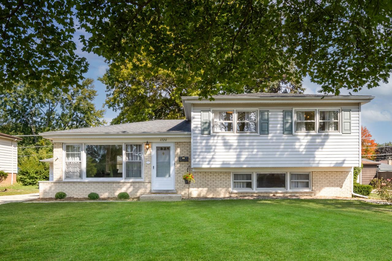 1720 W Robbie Ln., Mount Prospect, IL 60056