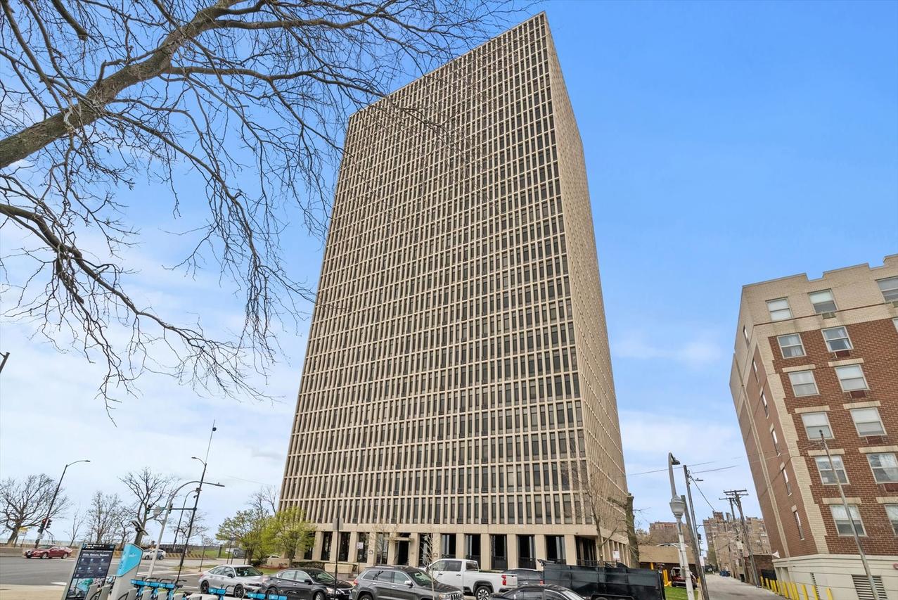 6700 S South Shore Dr. #2J, Chicago, IL 60649