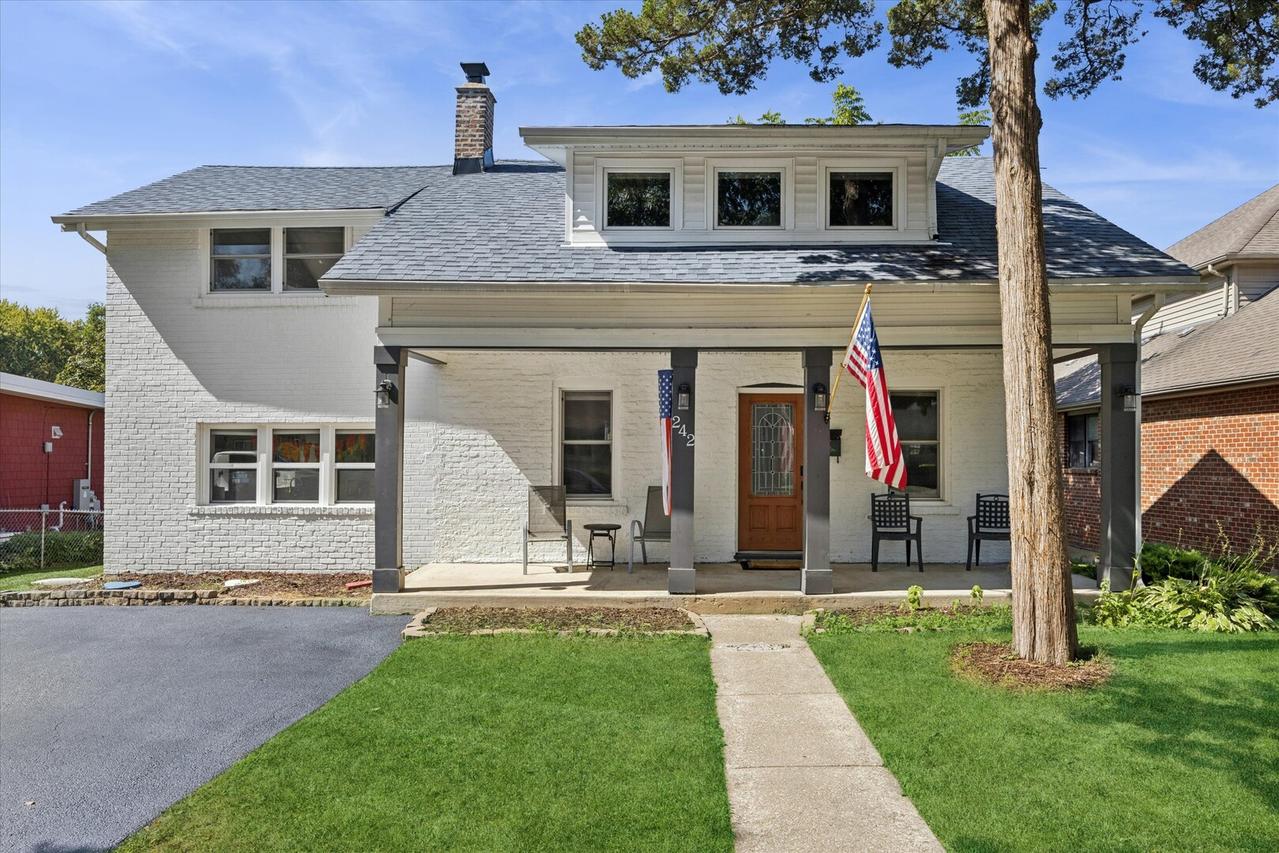242 N Wilmette Ave., Westmont, IL 60559