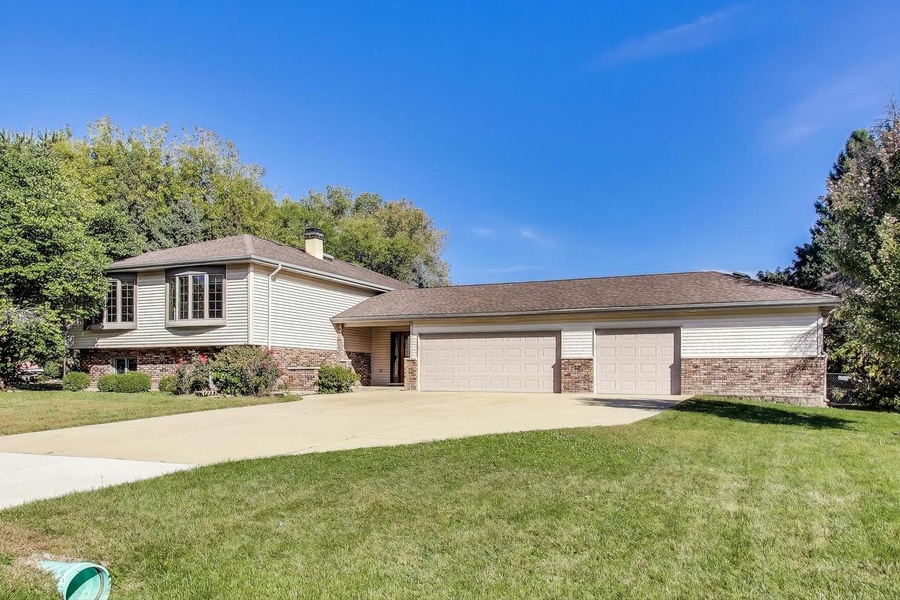 28W264 Riviera Ct., Bartlett, IL 60103