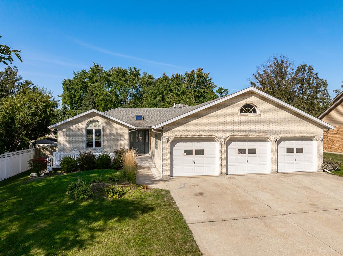 217 Aspen Dr., New Lenox, IL 60451