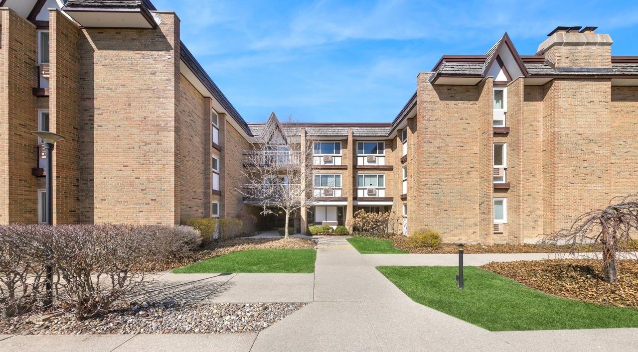 300 Claymoor Rd. #2E, Hinsdale, IL 60521