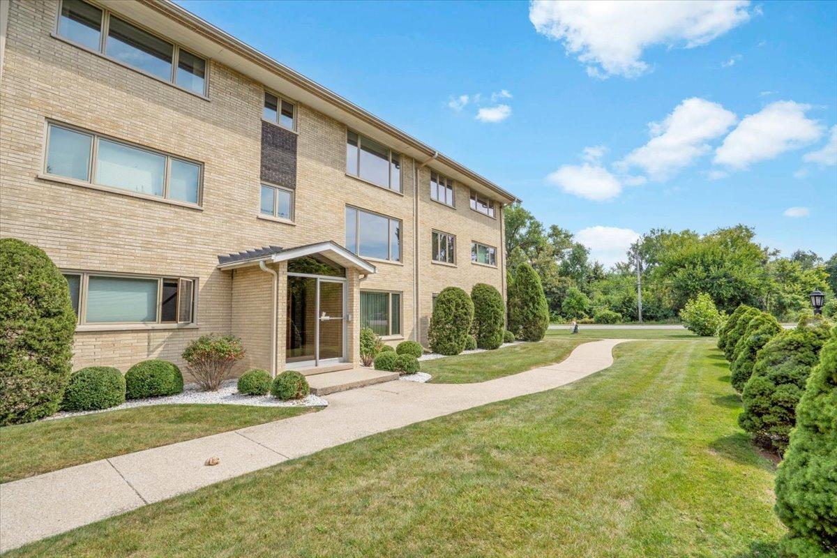 7330 Ogden Ave. #3, Riverside, IL 60546