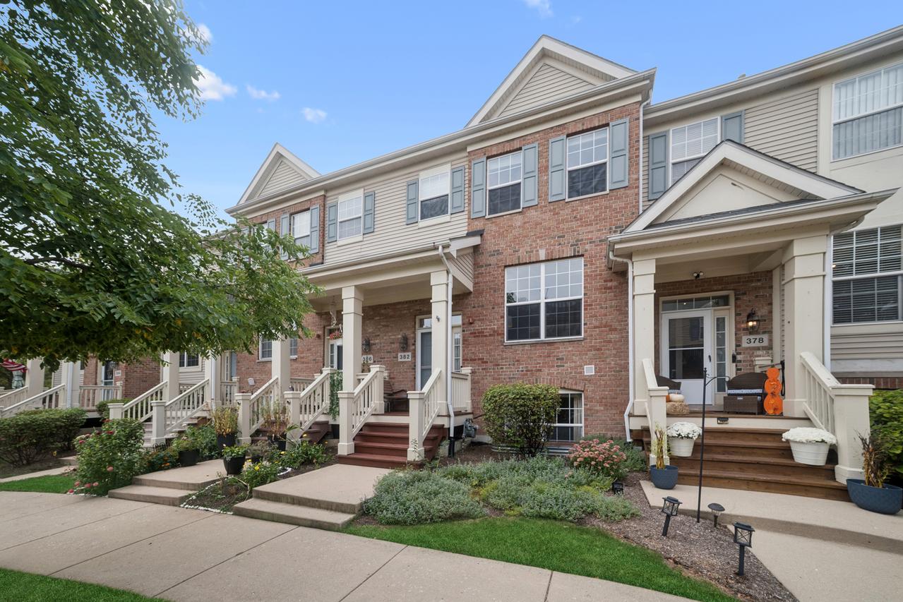 382 Broadmoor Ln., Bartlett, IL 60103