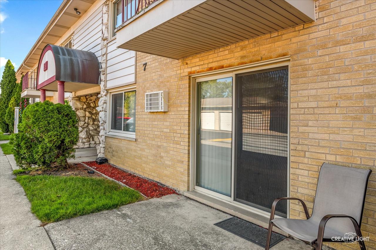 501 Carlysle Dr. #9, Clarendon Hills, IL 60514