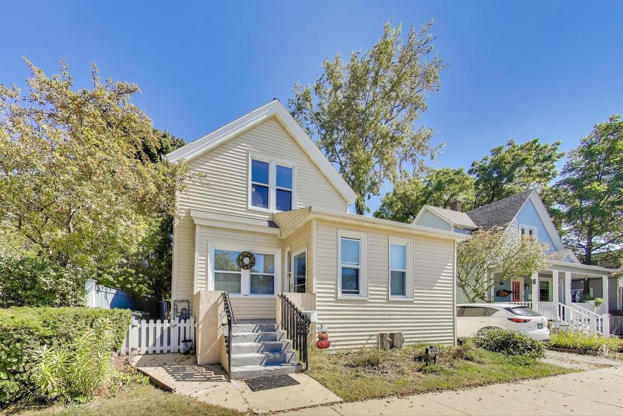 869 N Mckinley Rd., Lake Forest, IL 60045