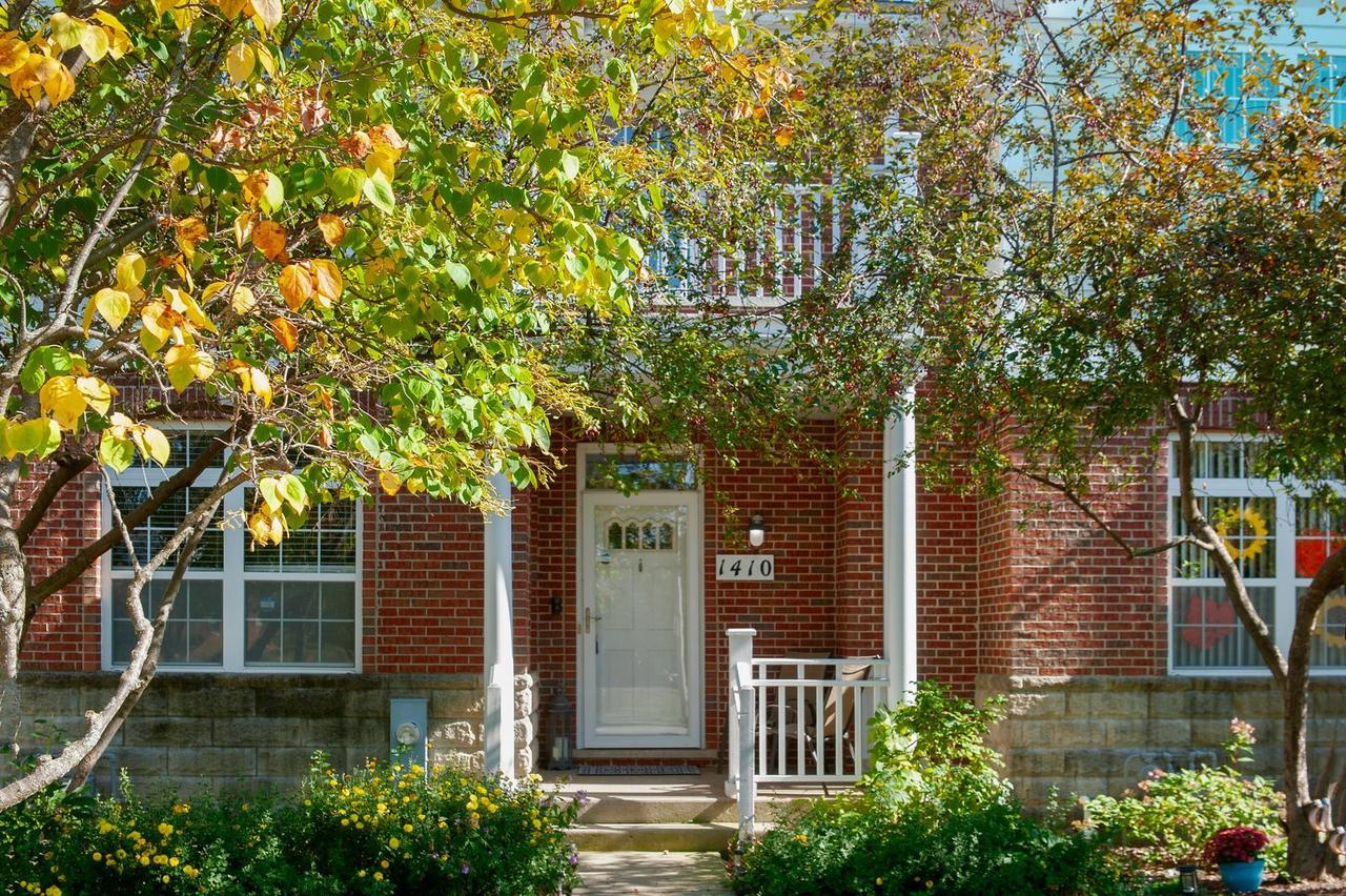 1410 Brownstone Pl., Schaumburg, IL 60193