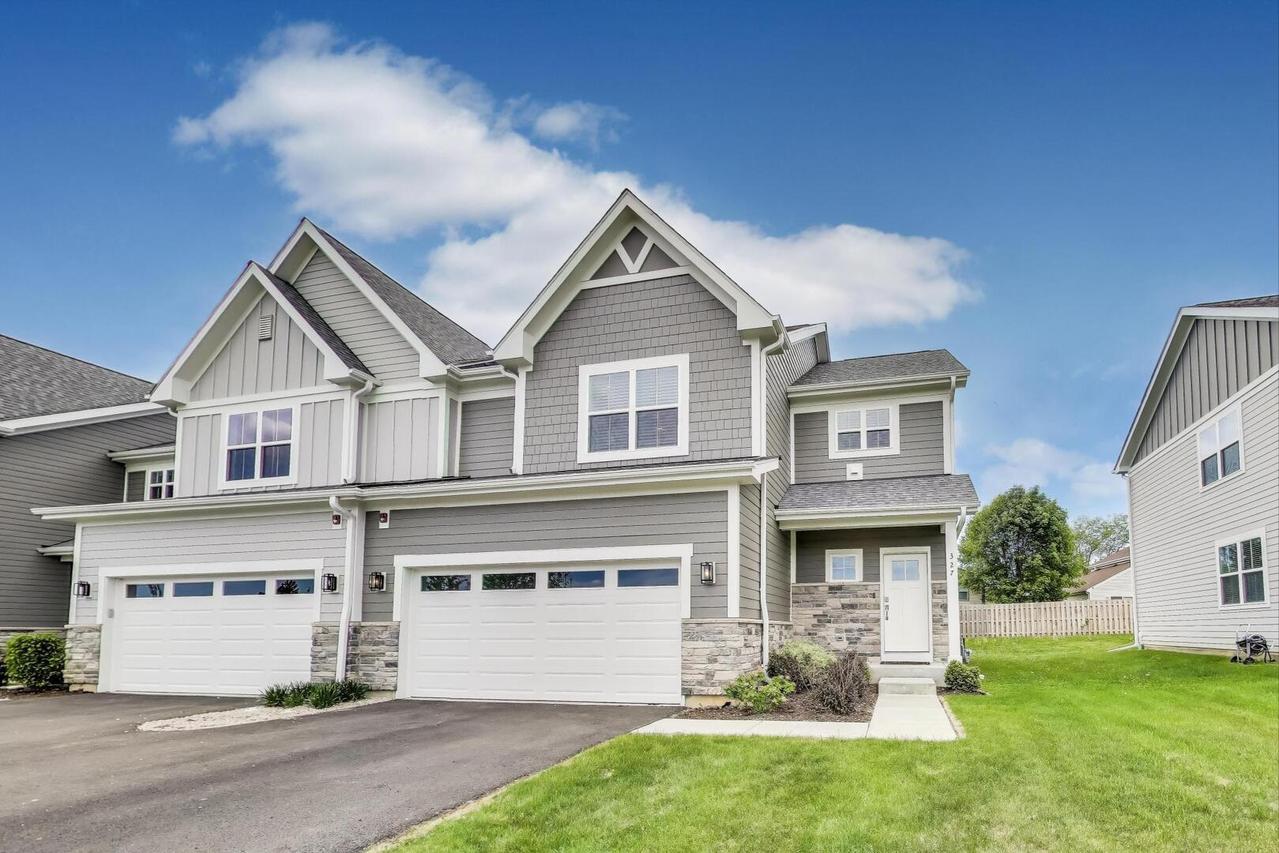 327 Lasalle Ln., Buffalo Grove, IL 60089
