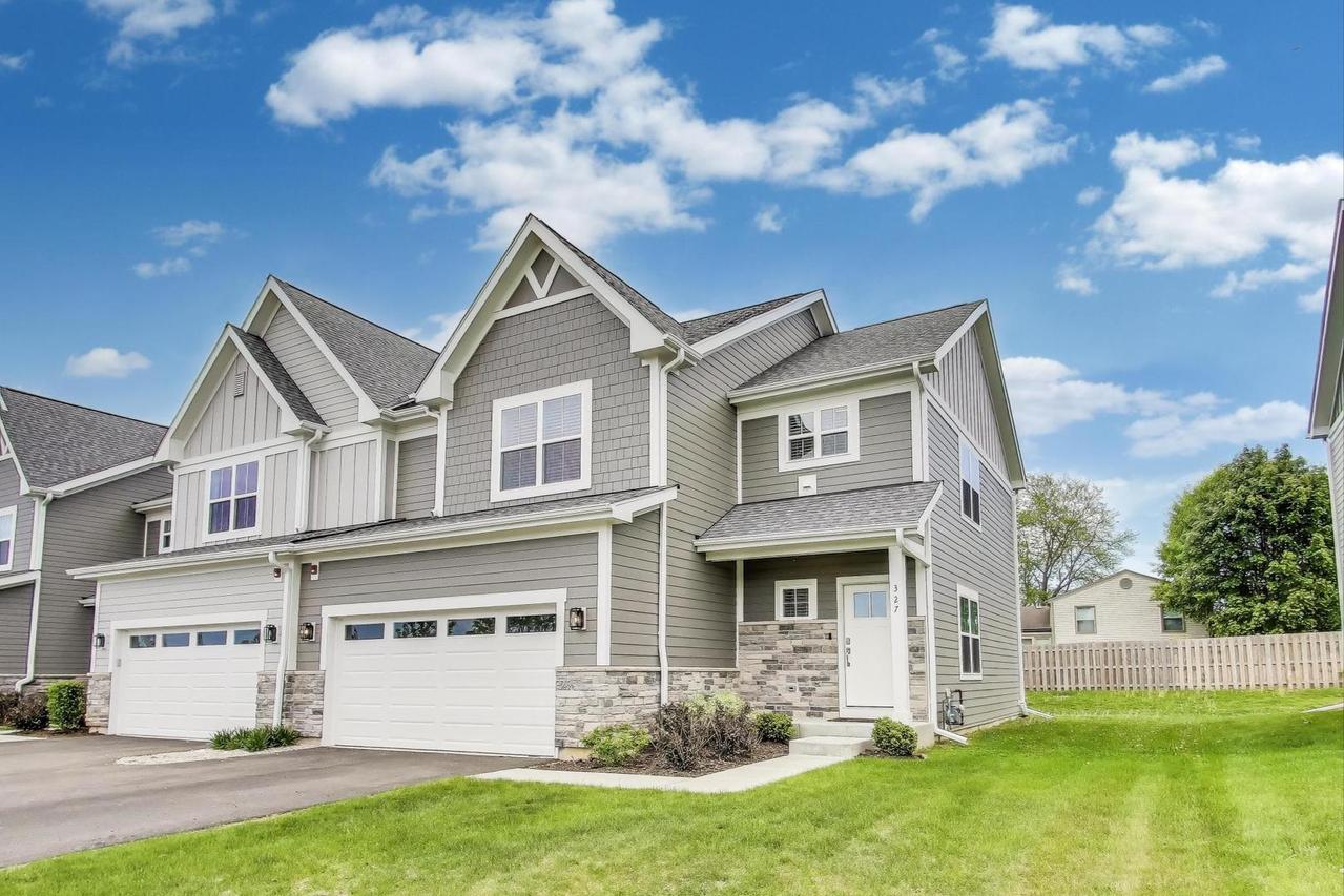 327 Lasalle Ln., Buffalo Grove, IL 60089