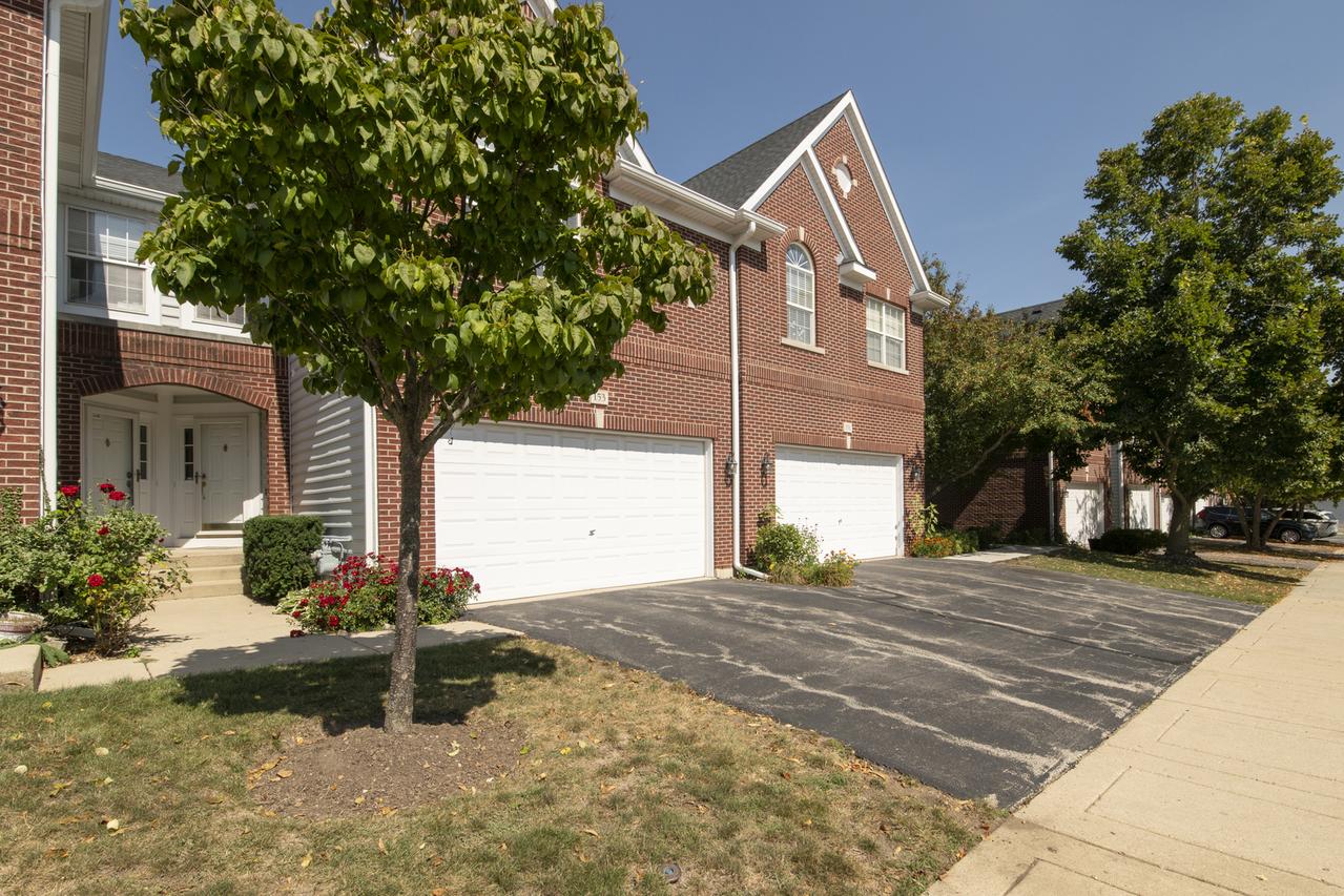 153 Fulbright Ln., Schaumburg, IL 60194