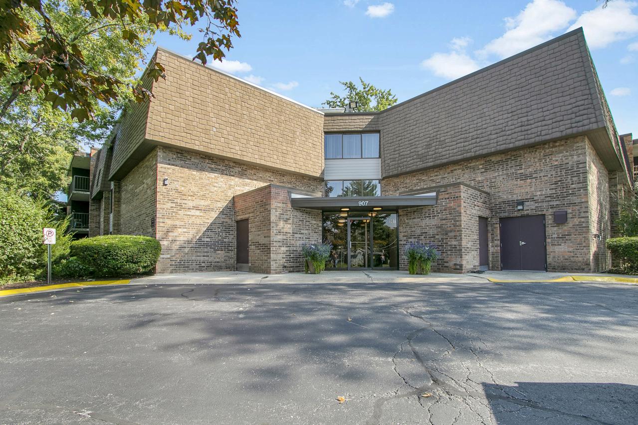 907 S Williams St. #206, Westmont, IL 60559
