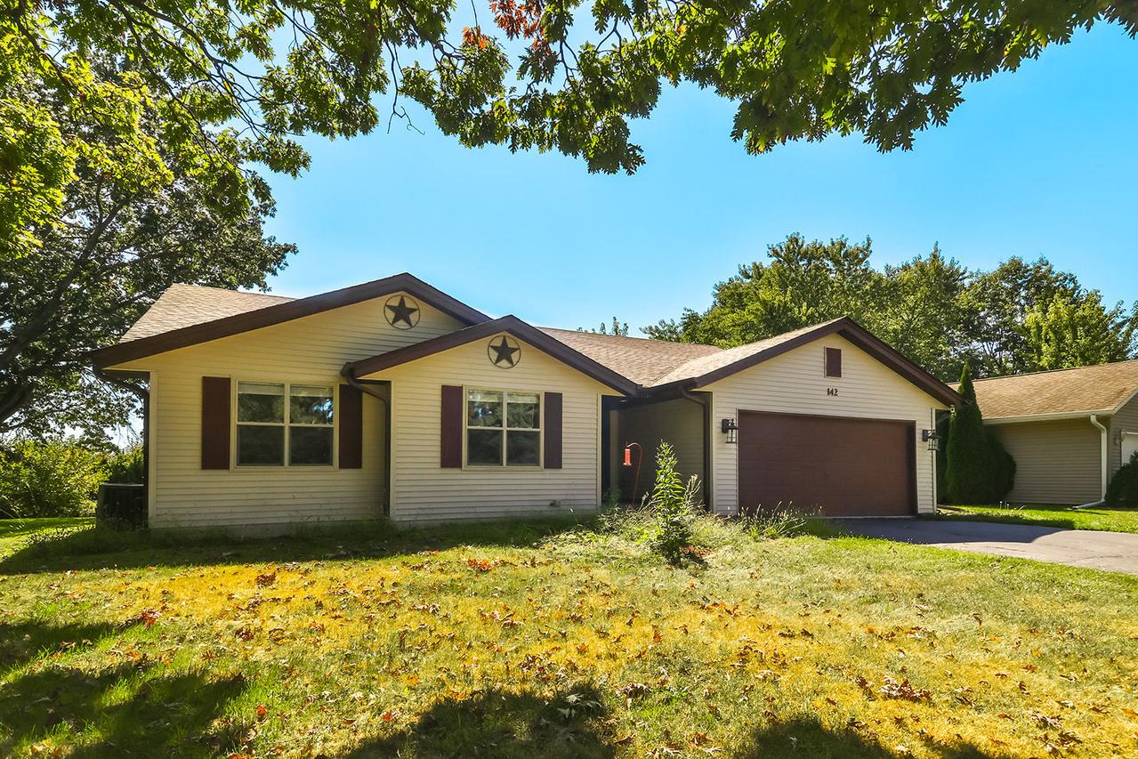 142 Pembroke Rd., Poplar Grove, IL 61065