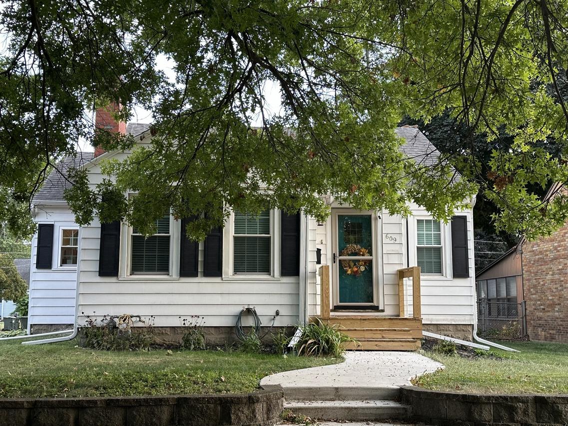609 W 11th St., Sterling, IL 61081