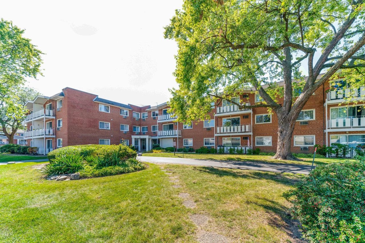 25 E Palatine Rd. #207, Arlington Heights, IL 60004