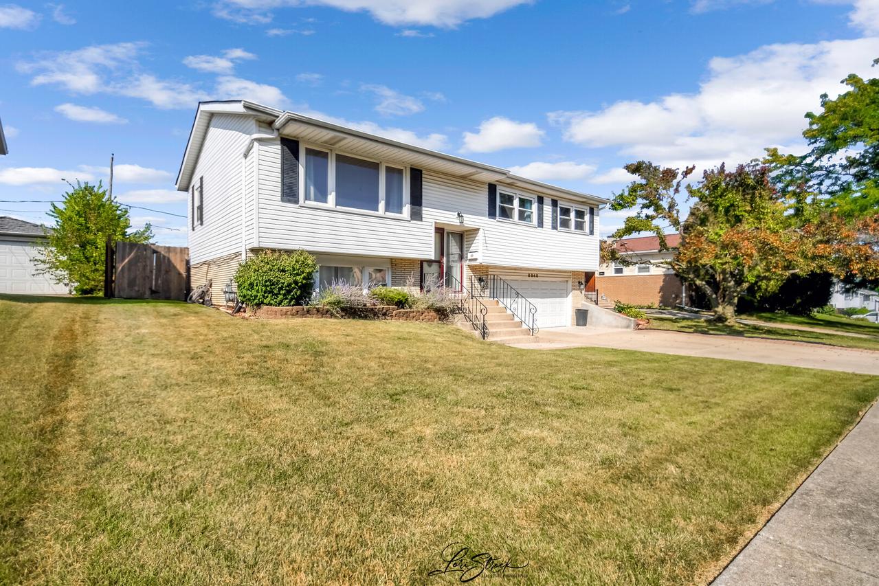 8948 Barberry Ln., Hickory Hills, IL 60457